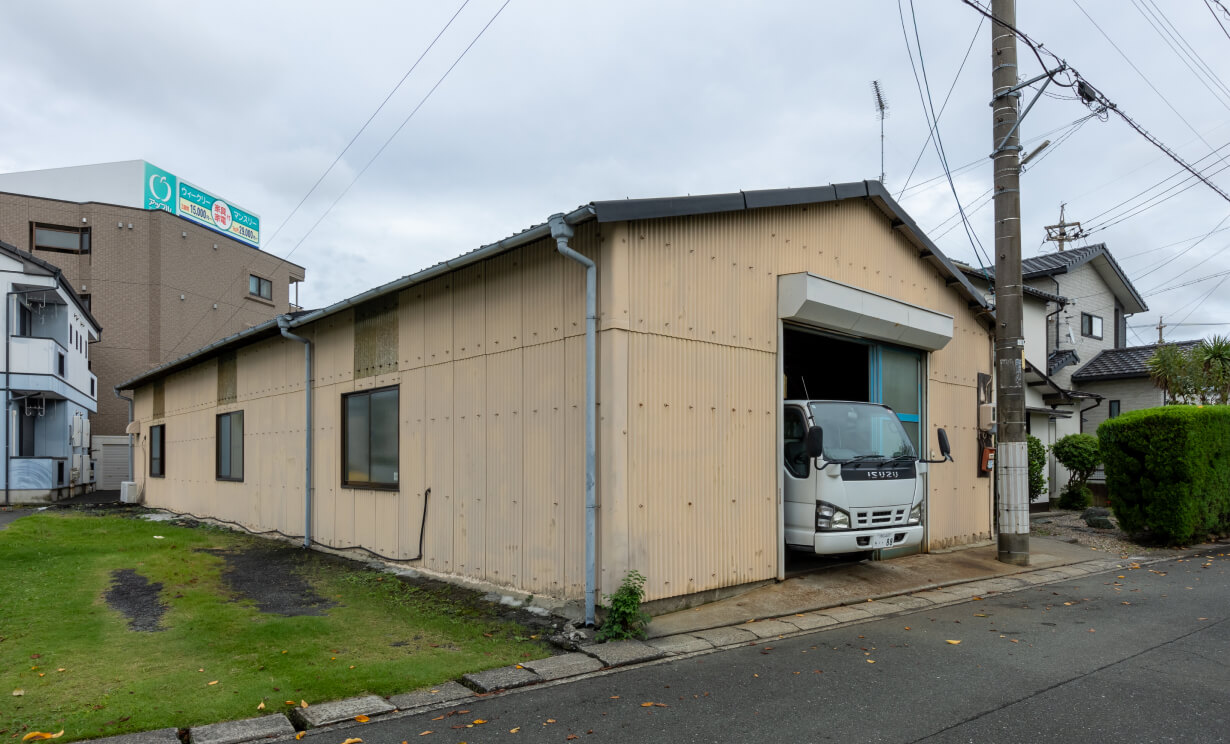 八方吉外観倉庫